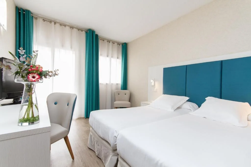 Superior-Doppelzimmer mit Terrasse – 1 oder 2 Betten — Hotel Castilla Alicante