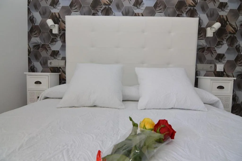 Habitación con cama grande y balcón — Hotel Castillo Benidorm