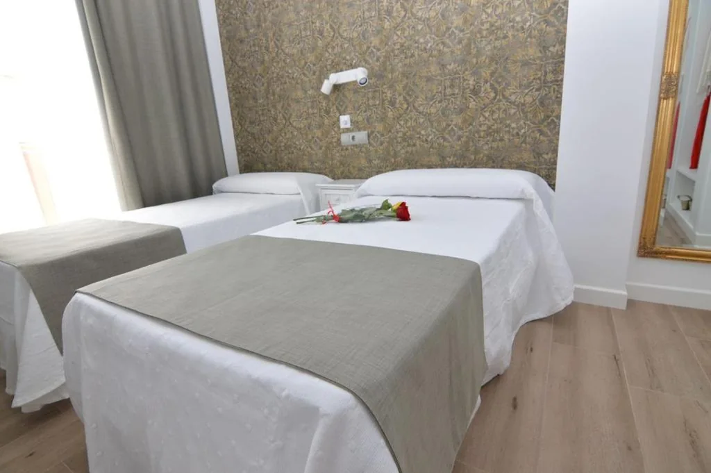 Habitación Doble con balcón - 2 camas — Hotel Castillo Benidorm