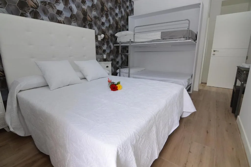 Habitación Triple con balcón — Hotel Castillo Benidorm