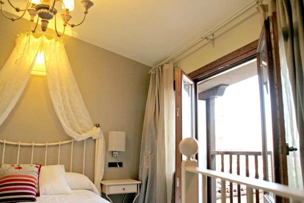 Habitación Doble con balcón y vistas al castillo — Hotel Castillo de Alquézar