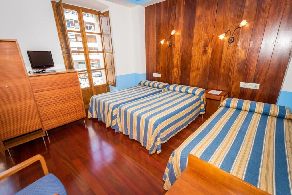 Quarto Triplo Básico — Hotel Castillo de Gauzón