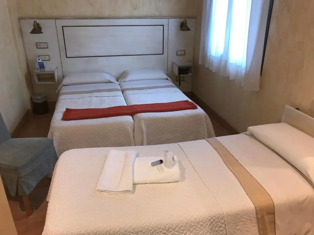 Quarto Triplo — Hotel Castillo de Javier