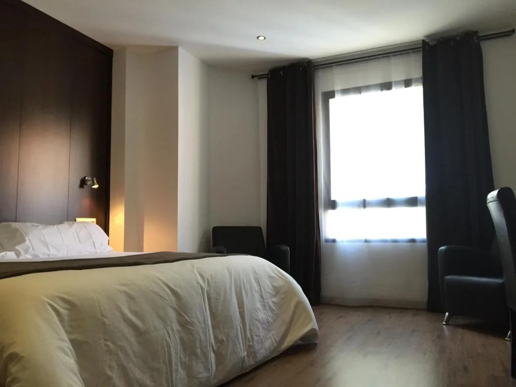 Zimmer mit extragroßem Bett — Hotel Castillo