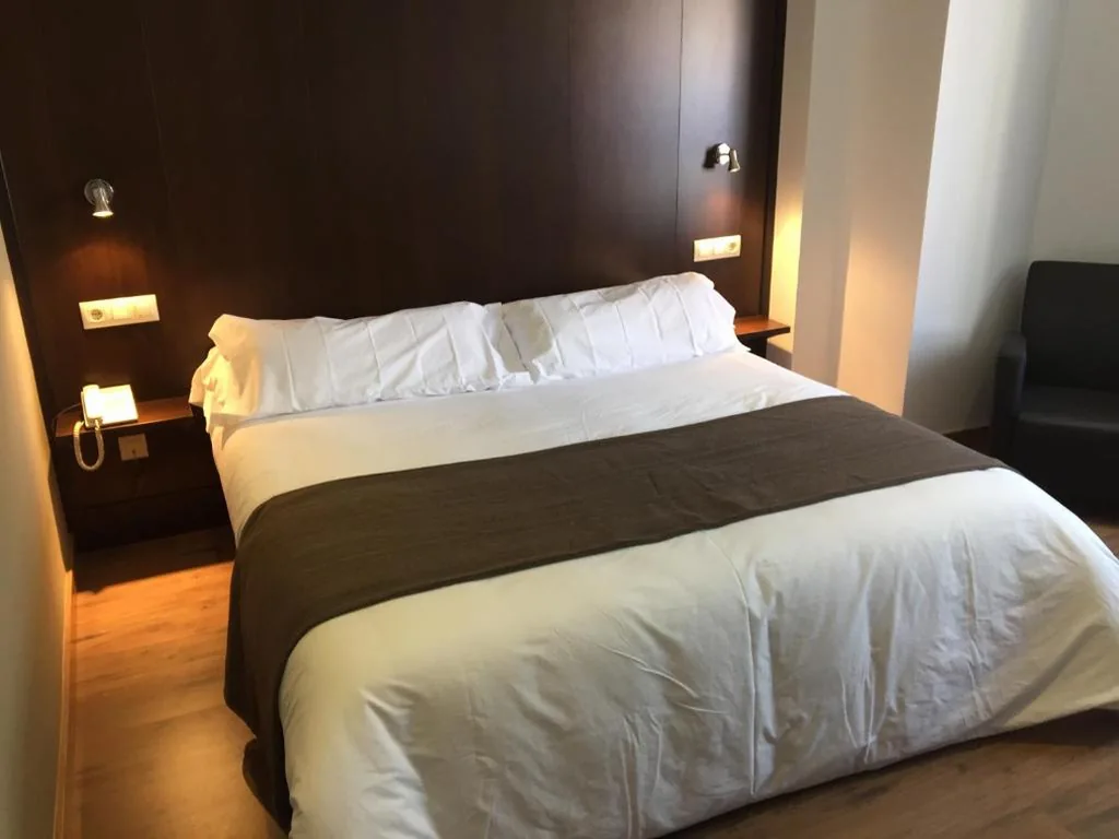 Günstiges Doppelzimmer – 1 oder 2 Betten — Hotel Castillo