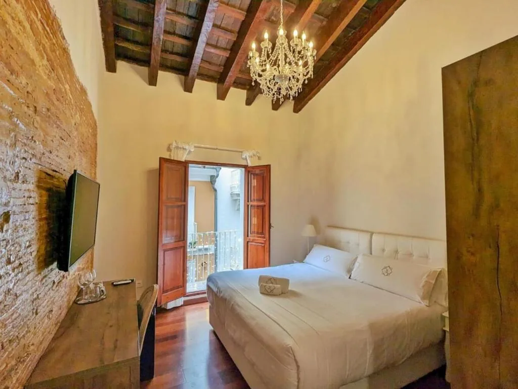Camera Matrimoniale Deluxe con balcone — Hotel Catalina Suites