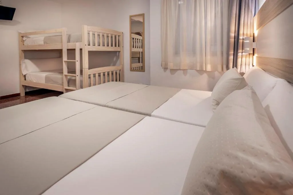 Camera familiare (2 adulti e 2 bambini) — Hotel Catalunya Express