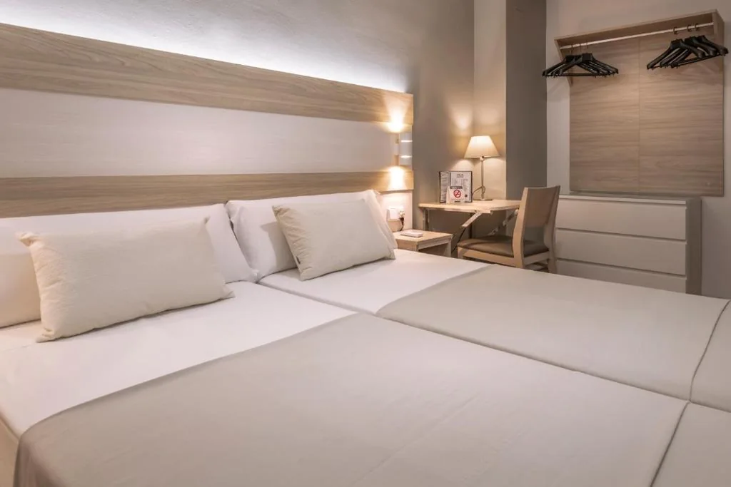 Camera tripla (2 adulti + 1 bambino) — Hotel Catalunya Express