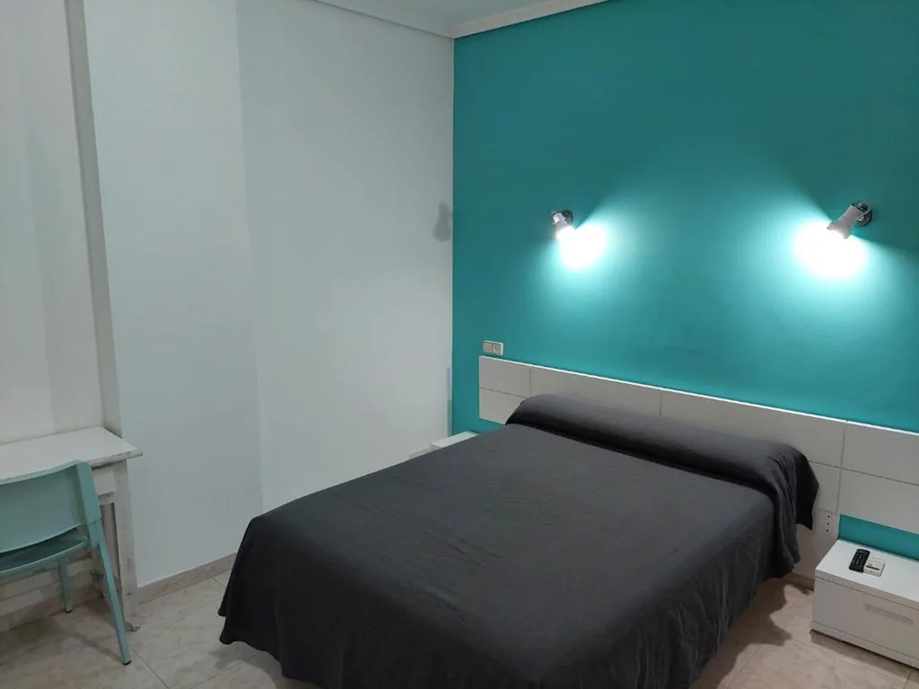 Zimmer mit großem Bett — Hotel Cervantes