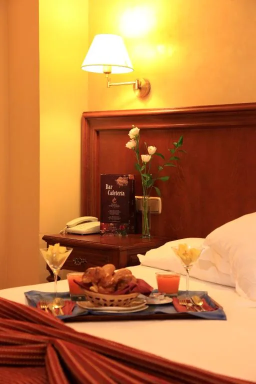 Dreibettzimmer — Hotel Cervantes