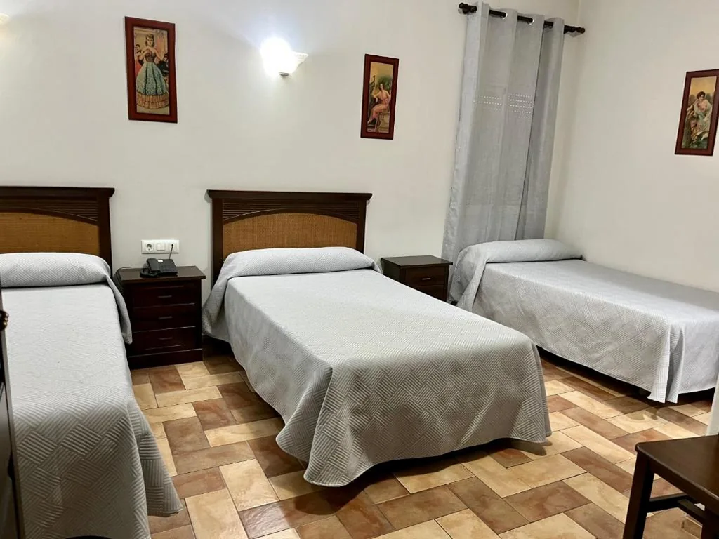 Dreibettzimmer — Hotel Cervantes