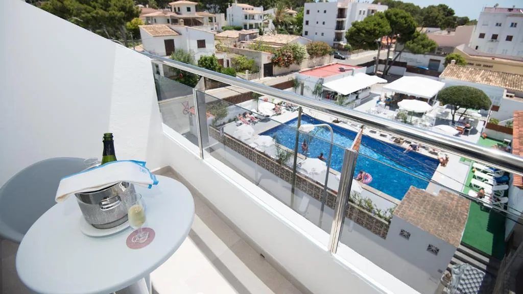 Chambre Triple avec balcon — Hotel Chevy & Suites