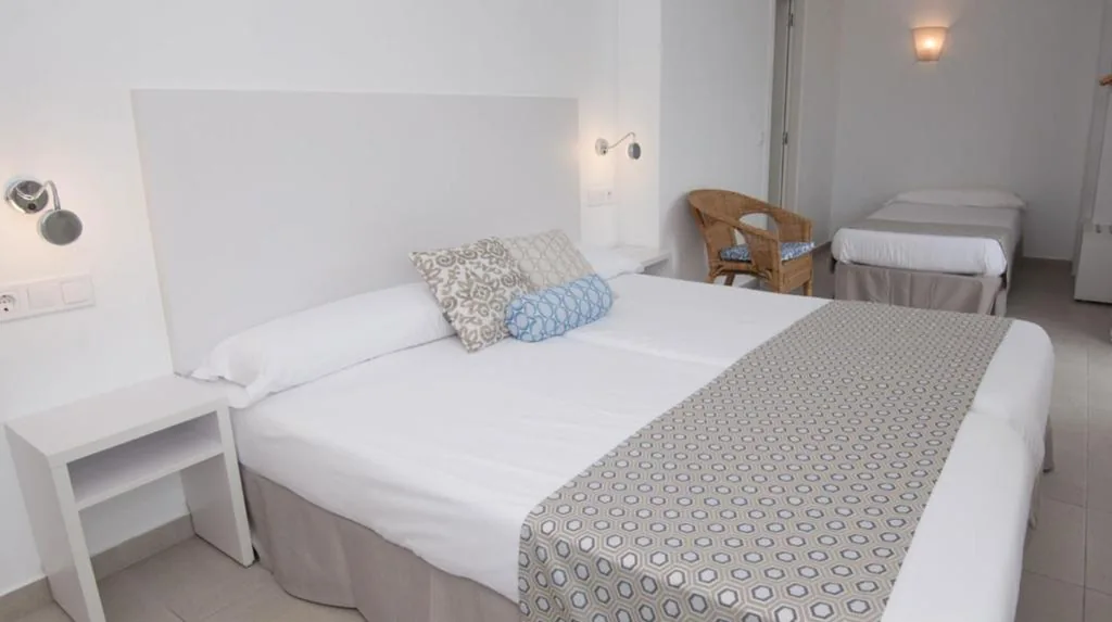 Chambre Triple — Hotel Chevy & Suites