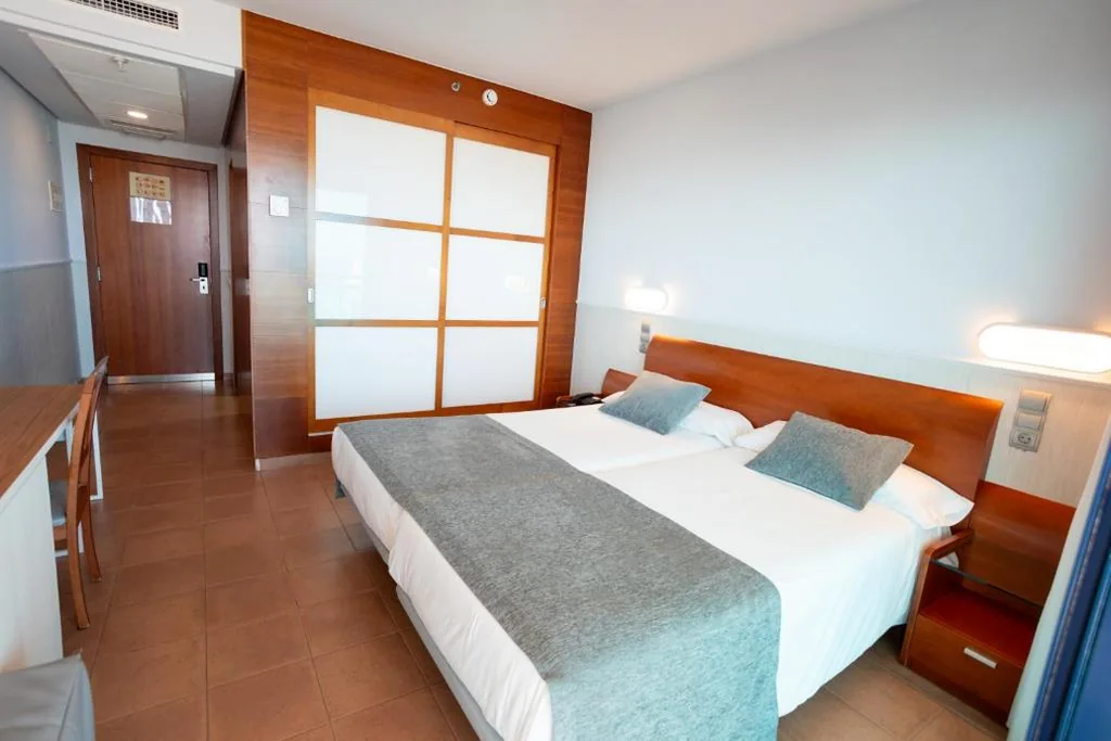 Habitación Doble con 2 camas (2 adultos + 1 niño) — Hotel Cibeles Playa