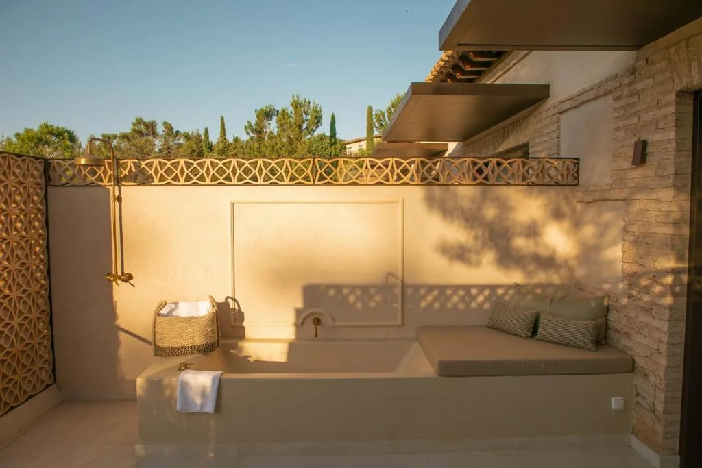 Habitación con cama grande y vistas al jardín — Hotel Cigarral de las Mercedes