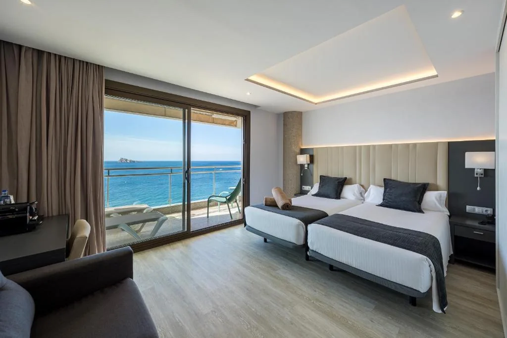 Quarto Deluxe com varanda e vista para o mar — Hotel Cimbel