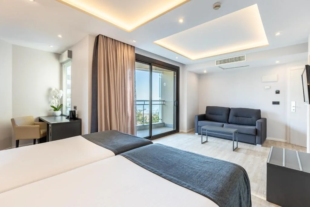 Quarto Superior com terraço e vista lateral para o mar — Hotel Cimbel