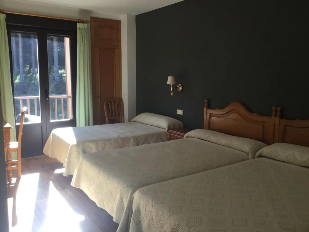 Quarto Triplo Clássico — Hotel Cinco Castaños