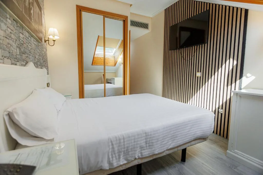 Quarto Duplo - Sótão — Hotel Ciudad Cangas de Onis