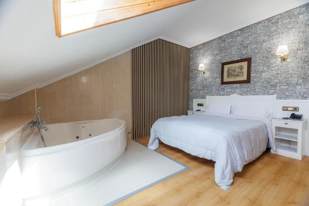 Quarto Duplo com banheira de hidromassagem - Sótão — Hotel Ciudad Cangas de Onis