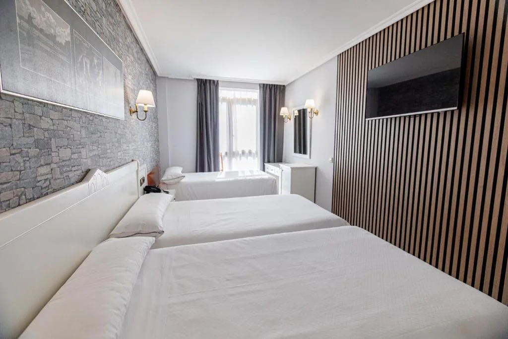 Quarto Duplo com cama extra — Hotel Ciudad Cangas de Onis