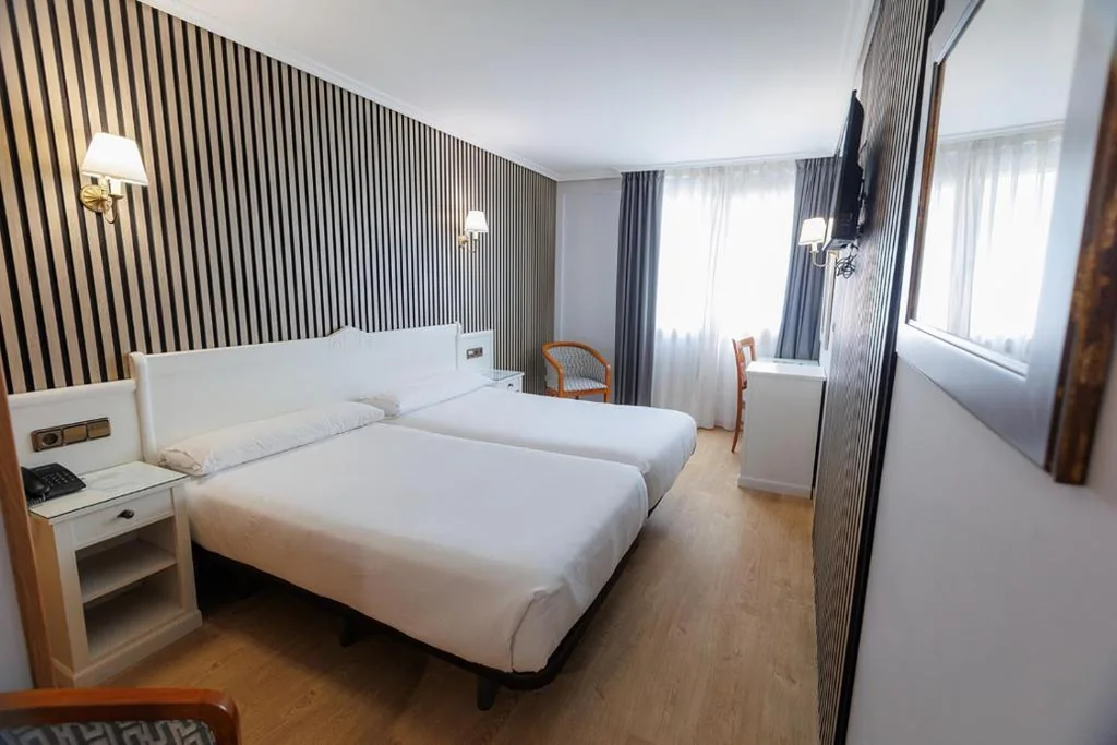 Quarto Duplo com vista para a cidade — Hotel Ciudad Cangas de Onis
