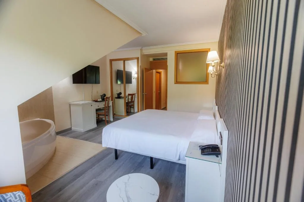 Suite Deluxe com banheira de hidromassagem — Hotel Ciudad Cangas de Onis