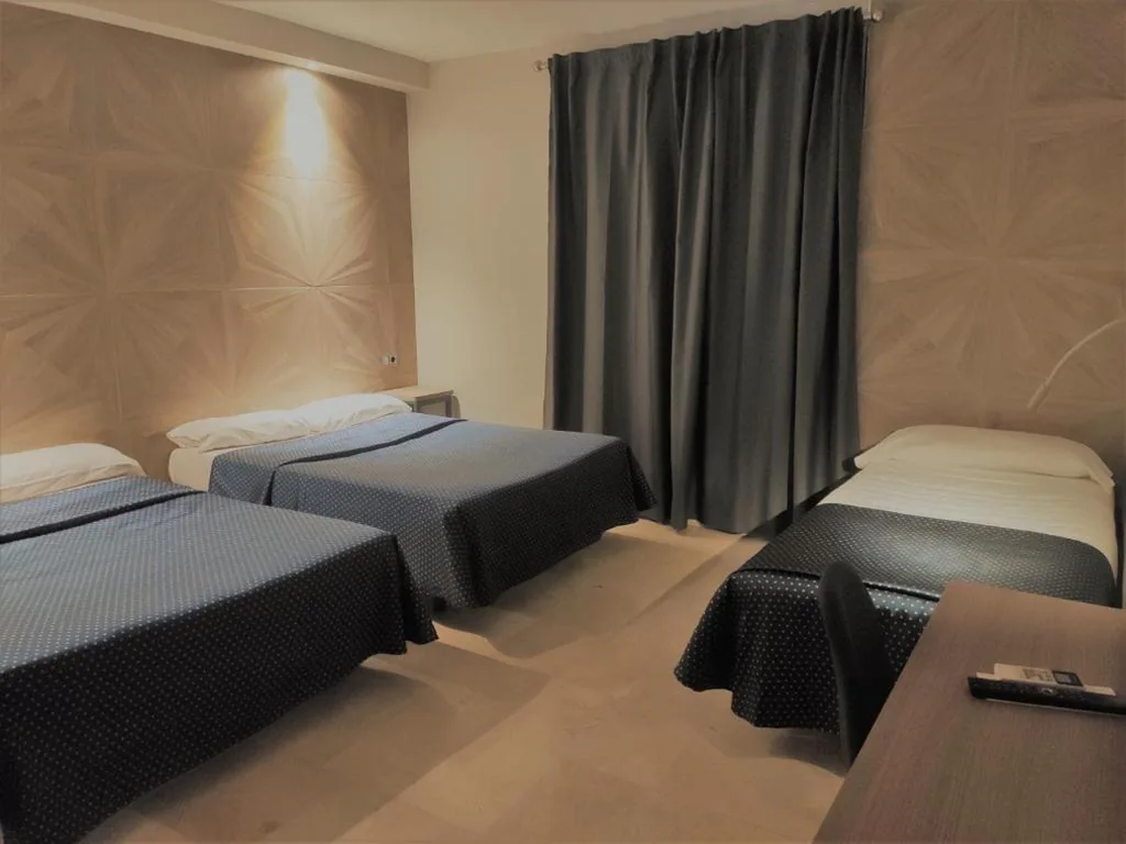 Camera Doppia Standard con 2 letti aggiuntivi — Hotel Ciudad de Navalcarnero