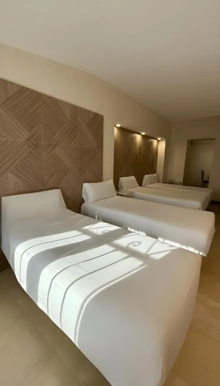 Camera Doppia Superior con 2 letti aggiuntivi — Hotel Ciudad de Navalcarnero