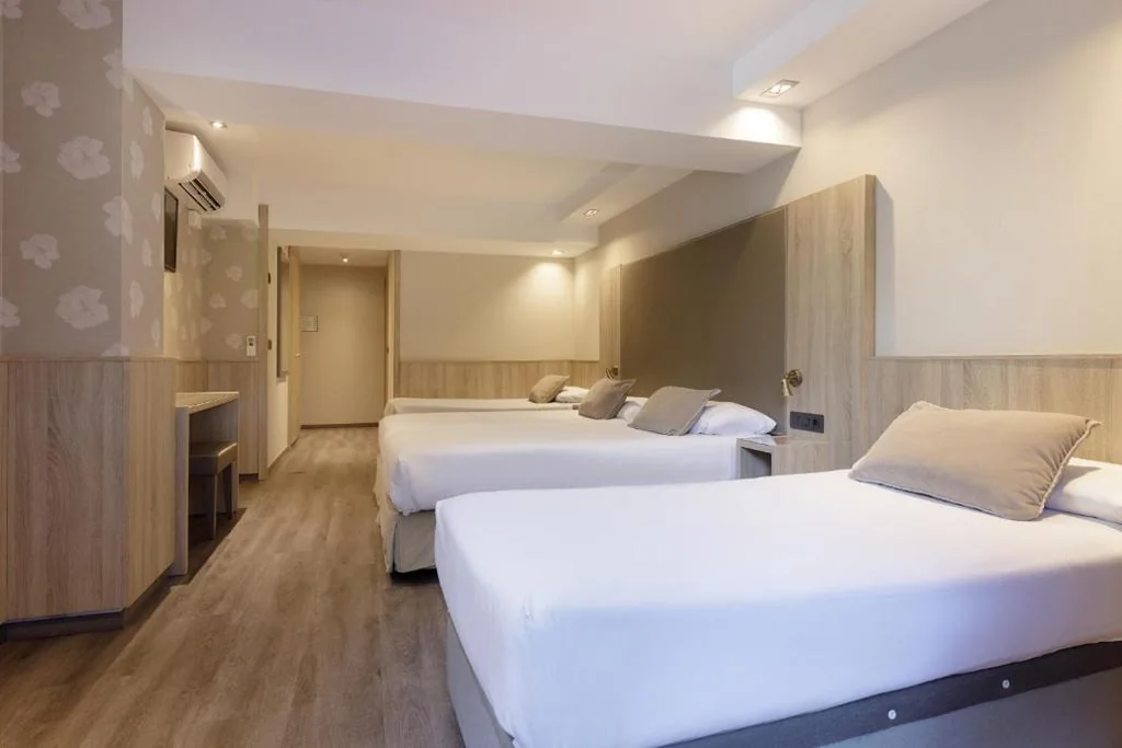 四人间 — Hotel Civera