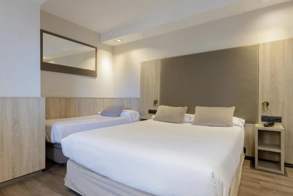 带双人床的三人间 — Hotel Civera