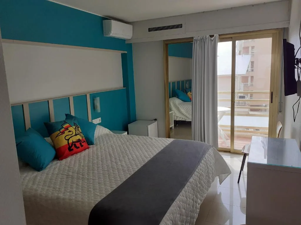 Camera con letto matrimoniale grande e balcone — Hotel Clibomar Jamaica