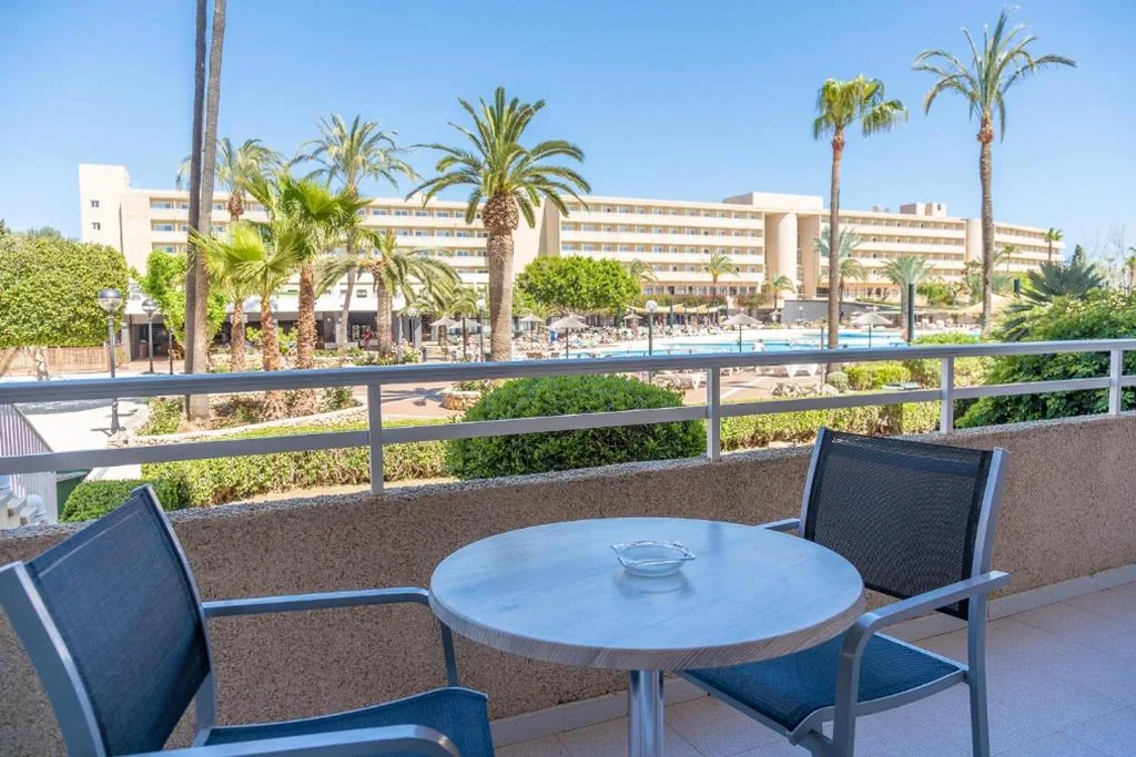 Apartamento con vistas a la piscina (2 adultos y 1 niño) — Hotel Club Cala Romani