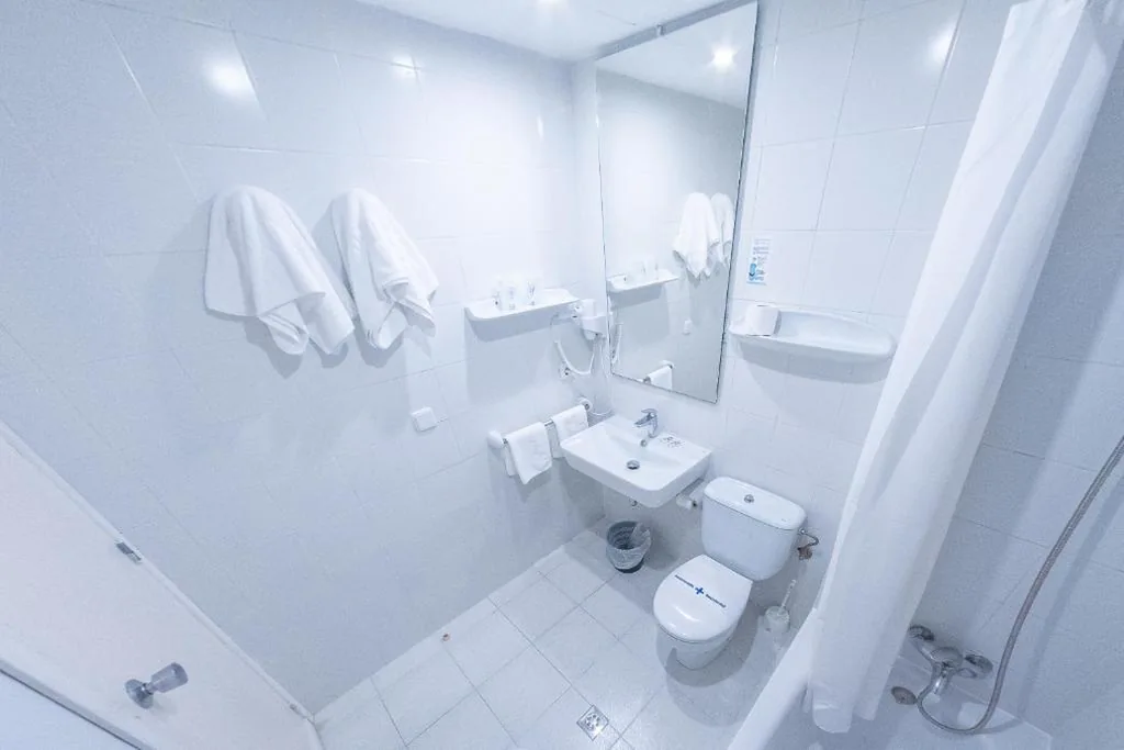Habitación Doble con 2 camas (2 adultos + 1 niño) — Hotel Club Cala Romani