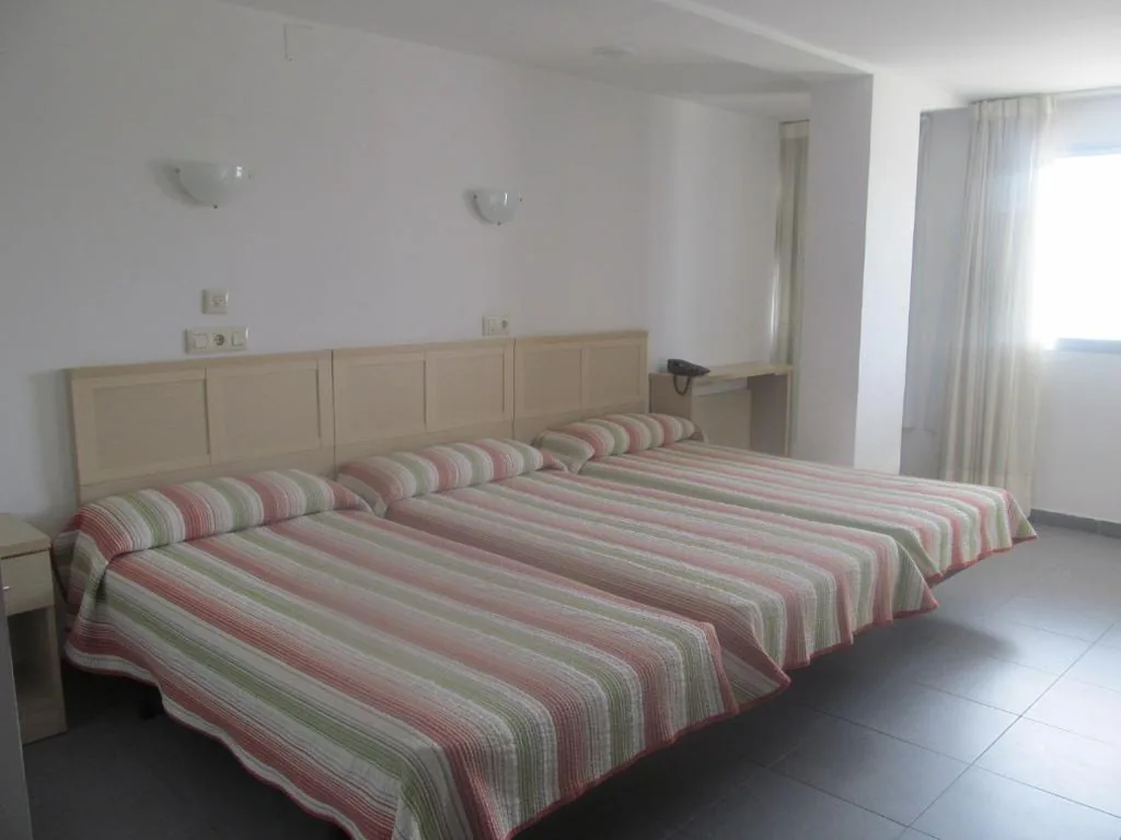 Tweepersoonskamer met extra bed — Hotel Cogullada
