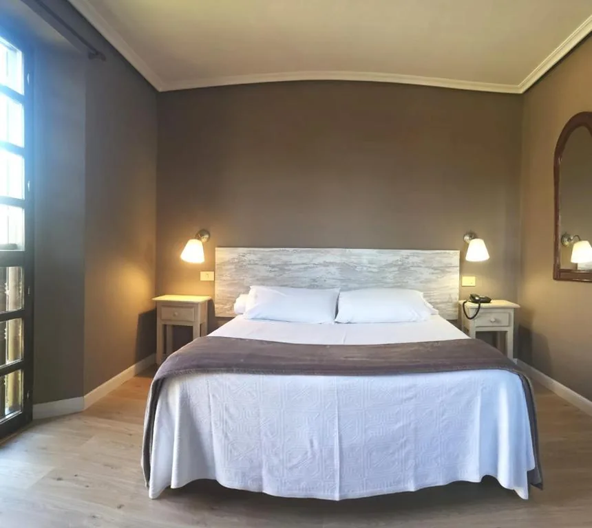 Chambre triple avec parking — Hotel Colegiata