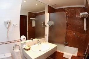 ダブルルーム（ダブルベッド1台またはシングルベッド2台） — Hotel Comillas
