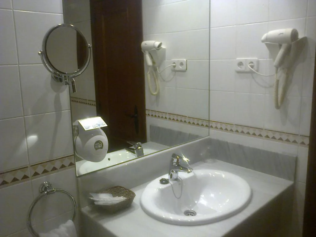 トリプルルーム（ダブルベッド1台＋シングルベッド1台） — Hotel Comillas