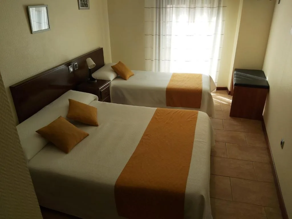 Quarto Duplo com varanda (2 adultos + 1 criança) — Hotel Complutense