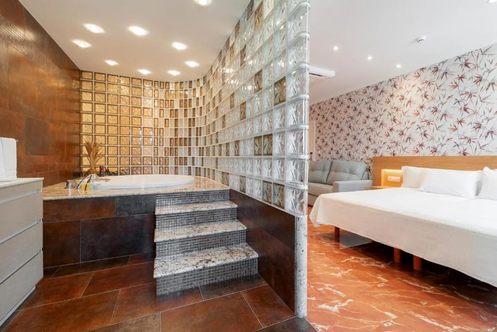 Suite Deluxe con bañera de hidromasaje — Hotel Condado Ourense