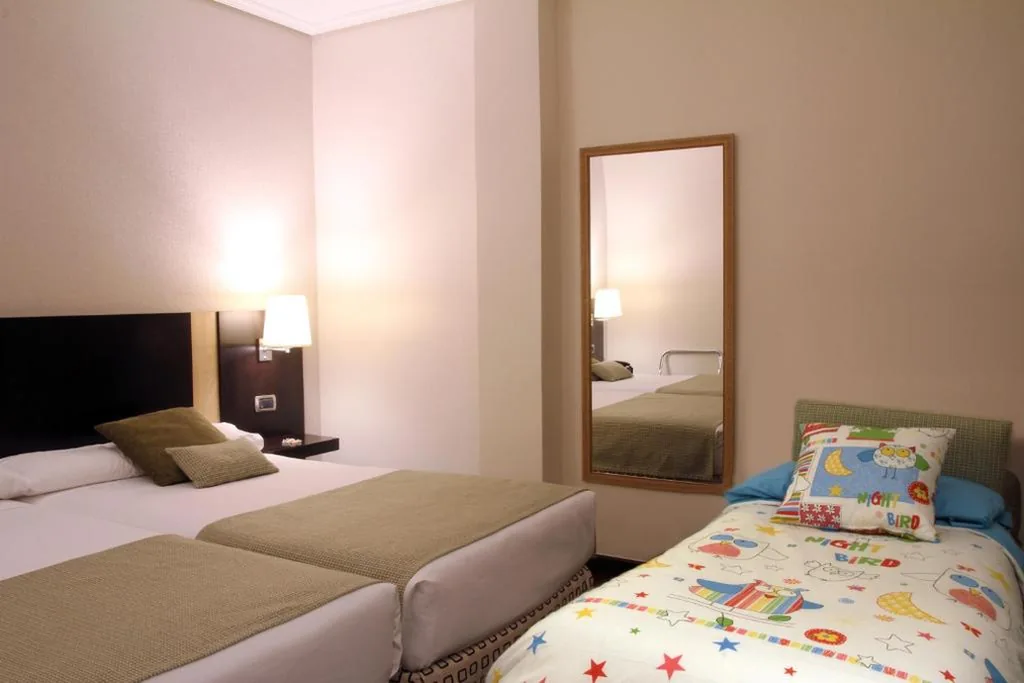 双人间（2位成人＋1名儿童） — Hotel Conde Duque Bilbao