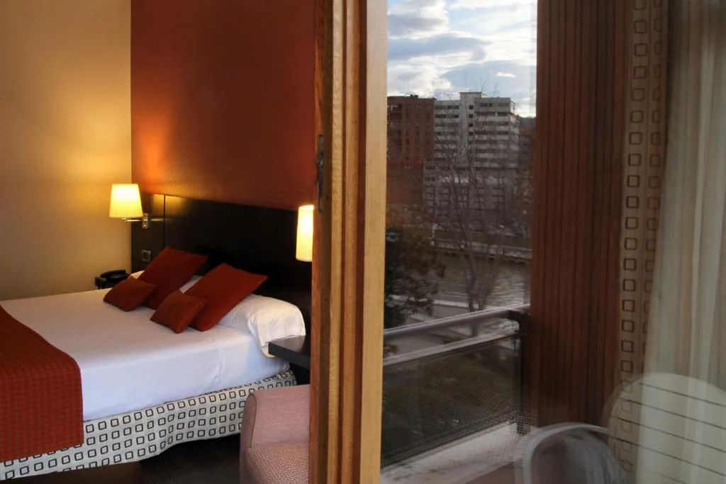 带阳台高级双人间 — Hotel Conde Duque Bilbao