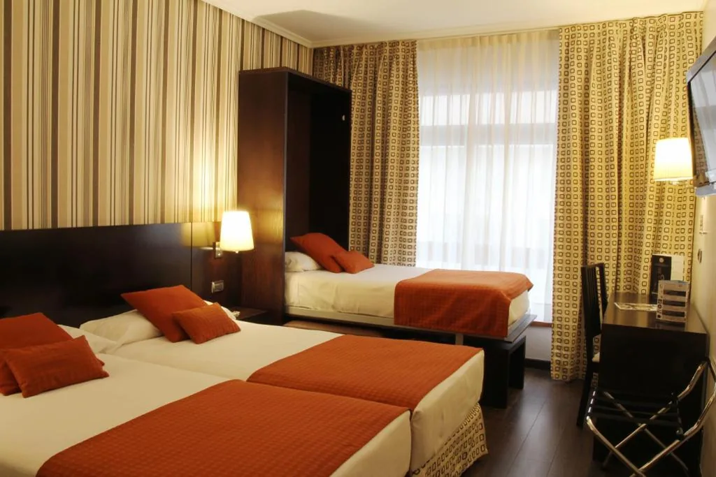 经典三人间 — Hotel Conde Duque Bilbao