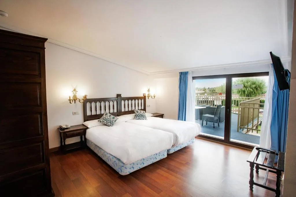 Habitación Doble con terraza - 2 camas — Hotel Conde Rodrigo II by eme hoteles
