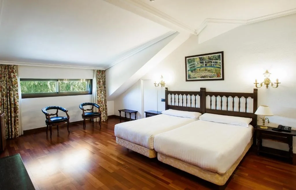 Habitación Doble Deluxe - 2 camas — Hotel Conde Rodrigo II by eme hoteles