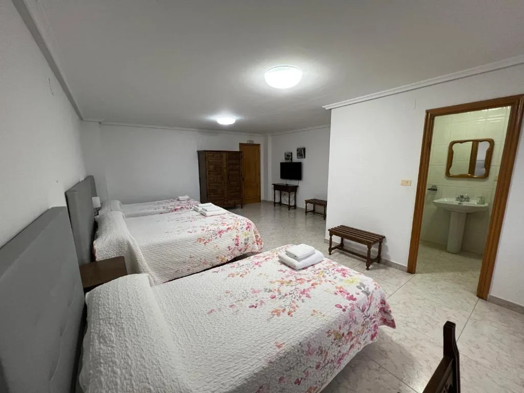 Quarto Quádruplo Económico — Hotel Conde