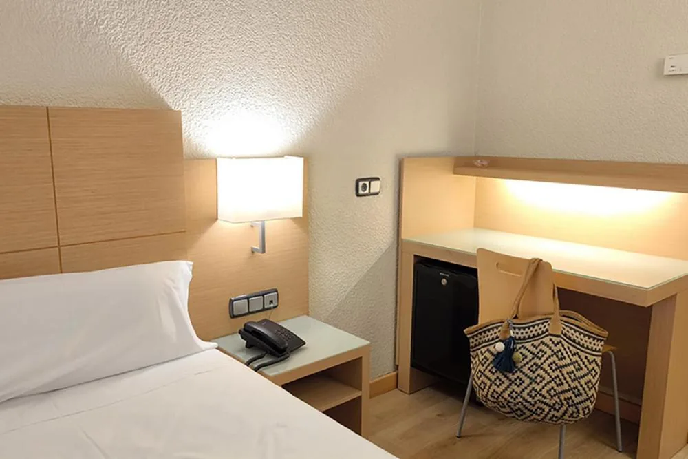 Habitación Doble con cama supletoria - 2 camas — Hotel Condes de Haro