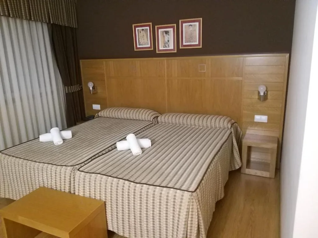 Camera doppia con letto supplementare — Hotel Condes De Lemos España