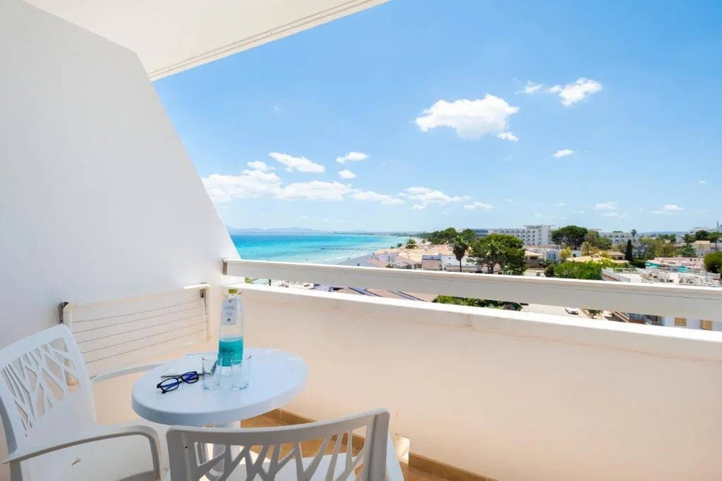 Camera matrimoniale con vista mare laterale (2 adulti + 1 bambino) — Hotel Condesa