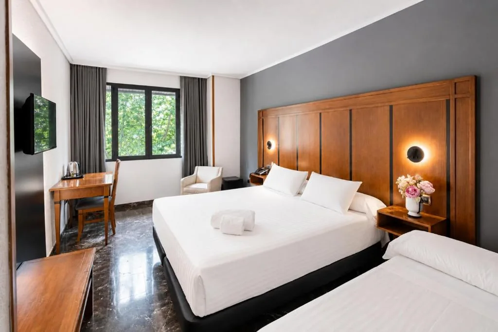 Chambre avec très grand lit et lit d’appoint — Hotel Condestable Iranzo
